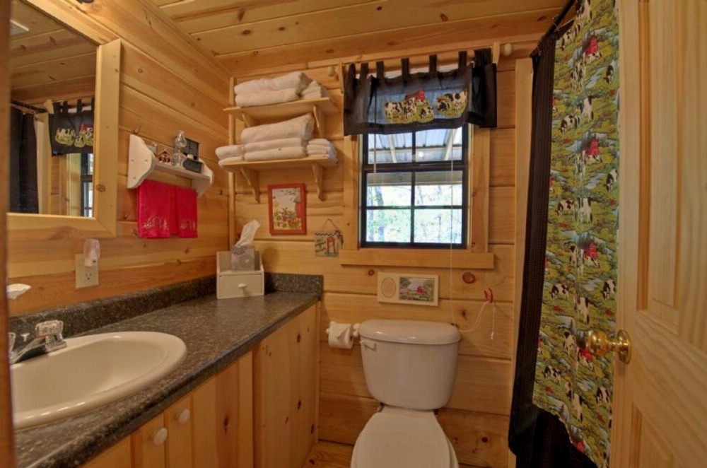 Red Barn Cabin Image 10