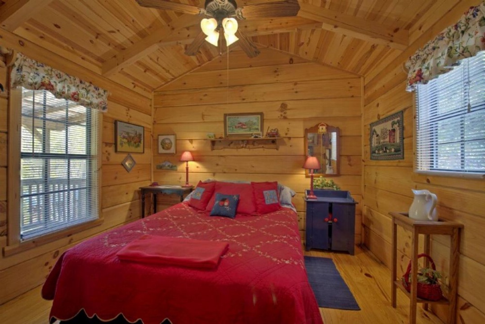 Red Barn Cabin Image 11