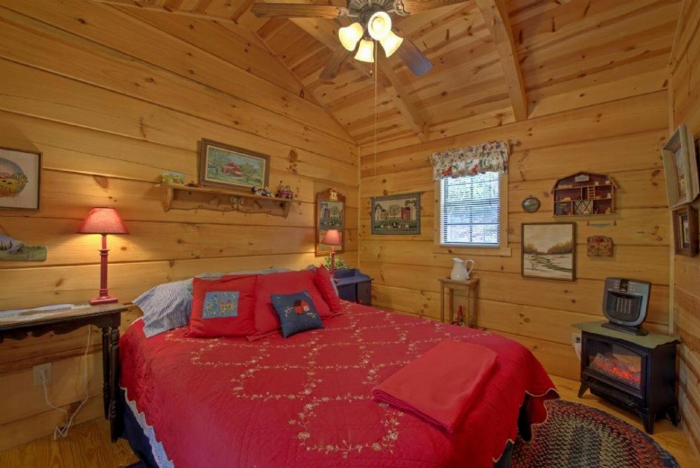 Red Barn Cabin Image 12