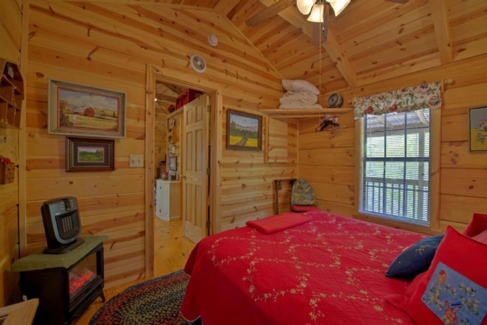 Red Barn Cabin Image 13