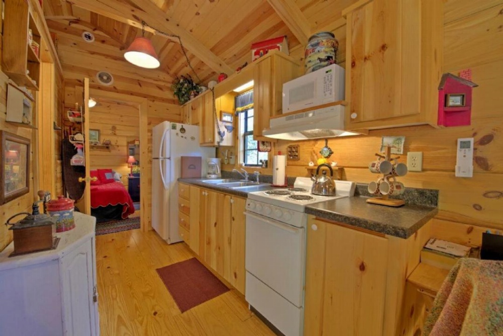 Red Barn Cabin Image 7